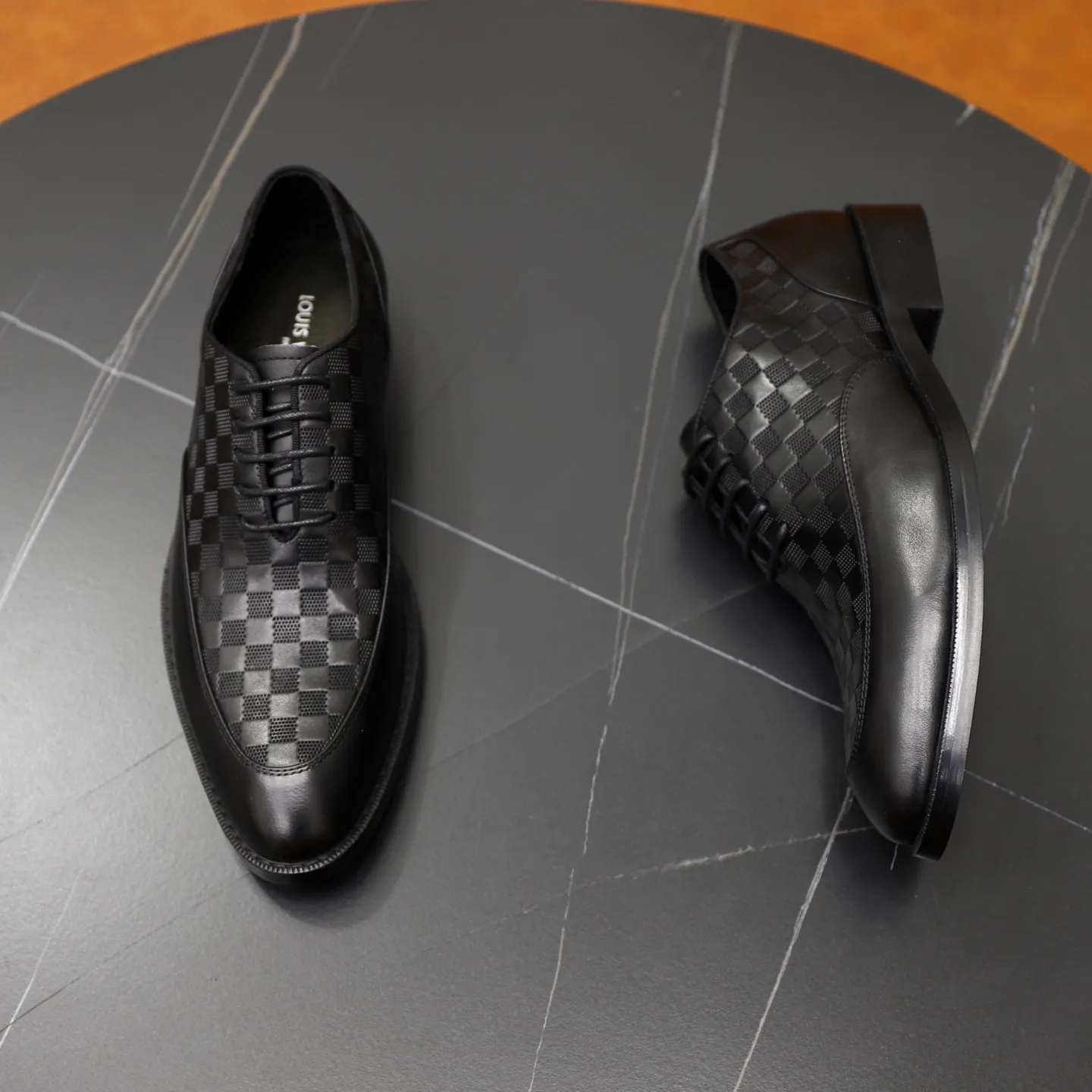 Men's shoes: 280🙅‍♂️🙅‍♂️🙅‍♂️Niuli Brand: LV Louis Vuitton Size: 39-44 (38, 45, 46 can be customized) Level: Counter classic Material: Original soft cowhide upper Comfortable cowhide lining Original lightweight outsole Style category: Formal business casual driving leather shoes Color: Color of the actual picture
